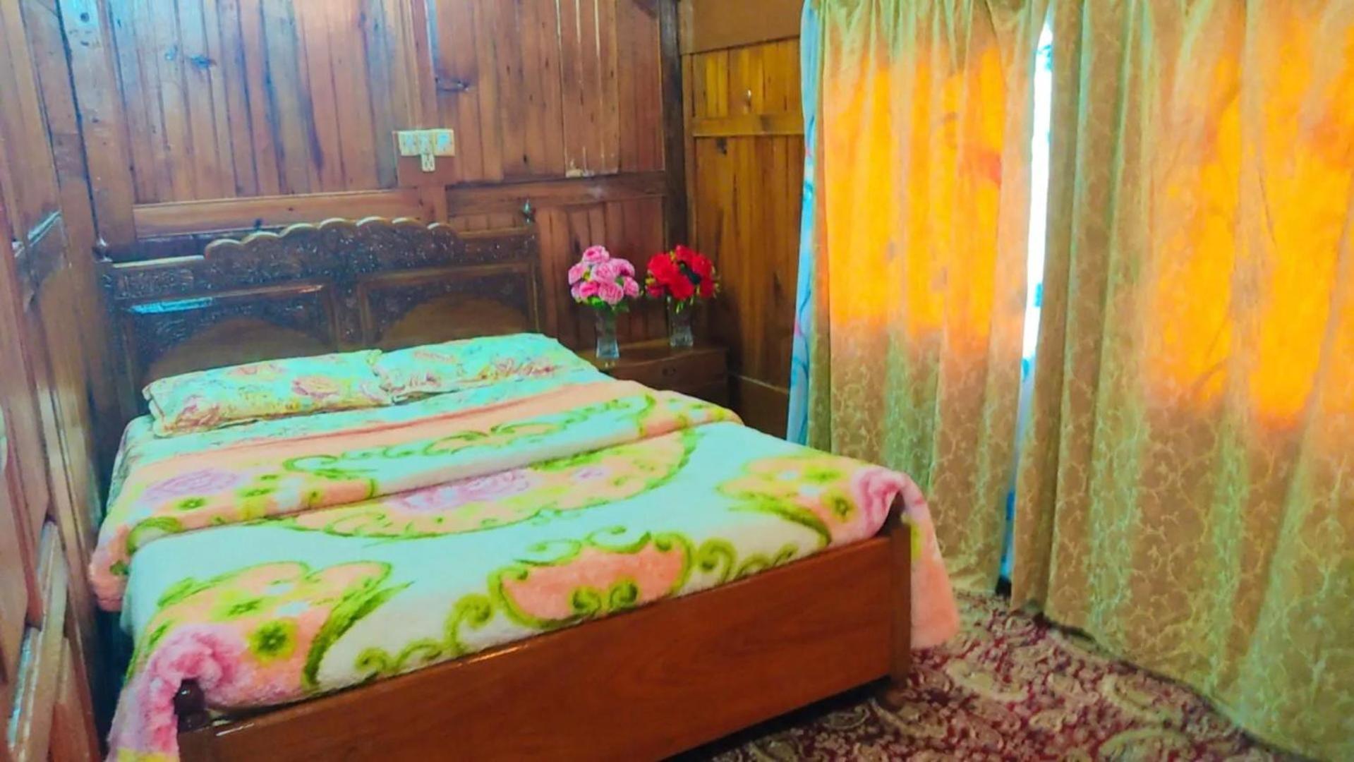 Houseboat Wild Rose Hotel Srinagar  Exterior photo