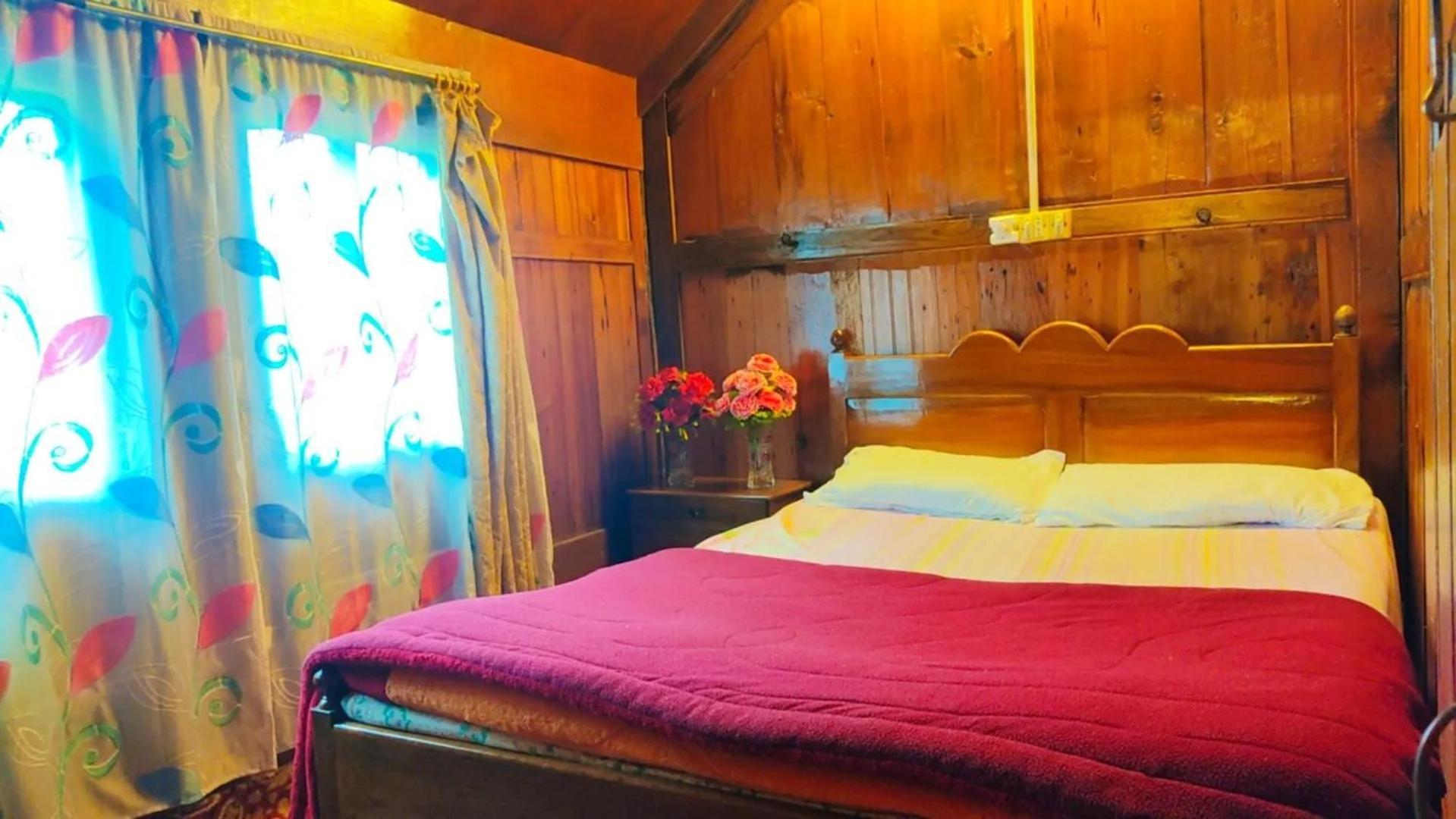 Houseboat Wild Rose Hotel Srinagar  Exterior photo