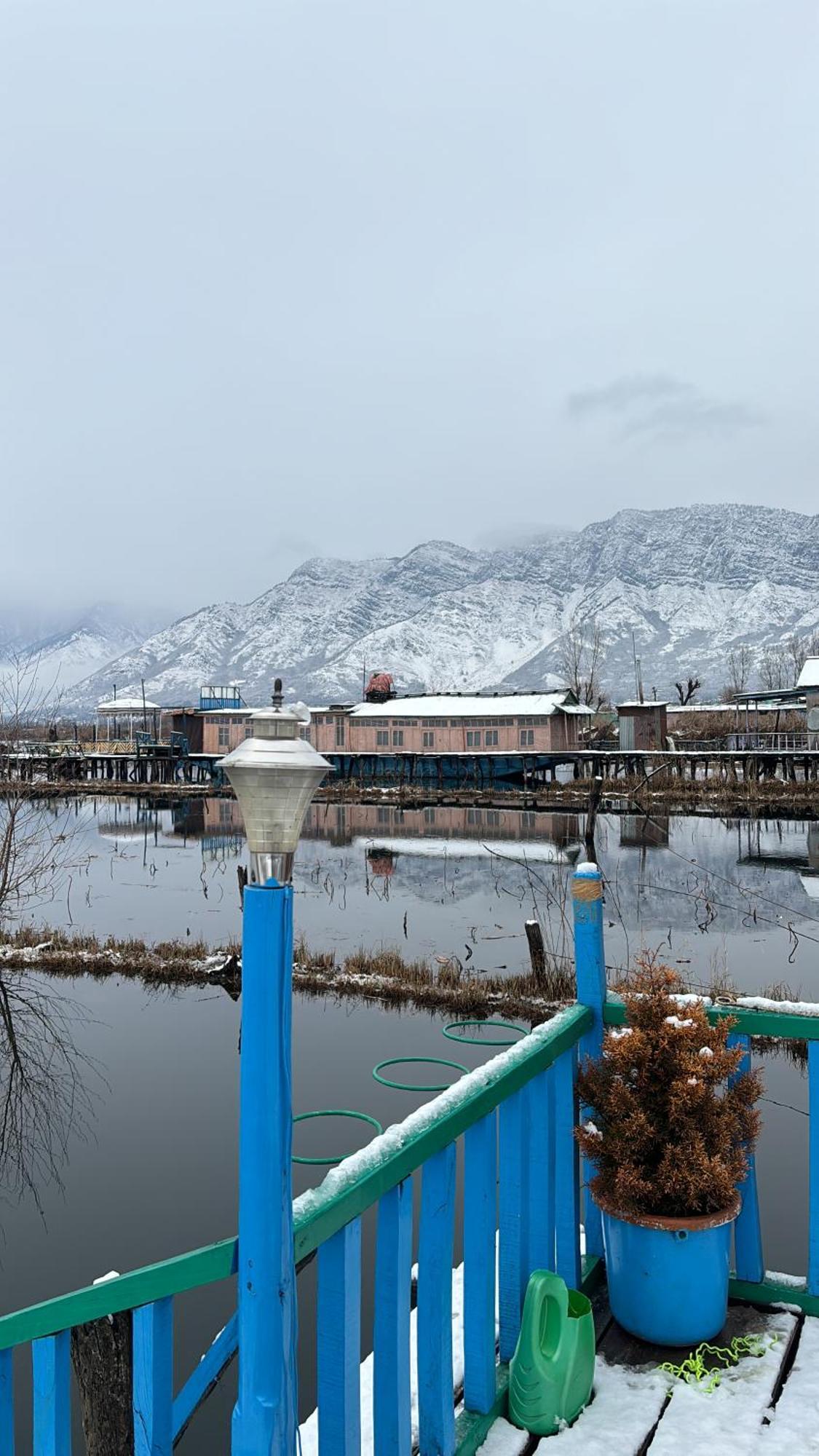Houseboat Wild Rose Hotel Srinagar  Exterior photo