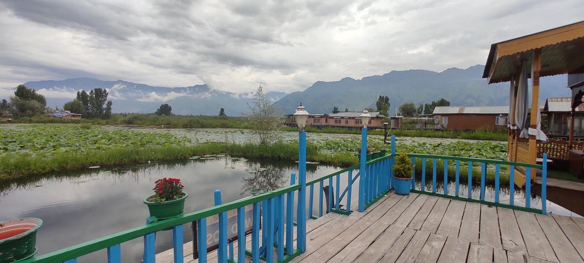 Houseboat Wild Rose Hotel Srinagar  Exterior photo