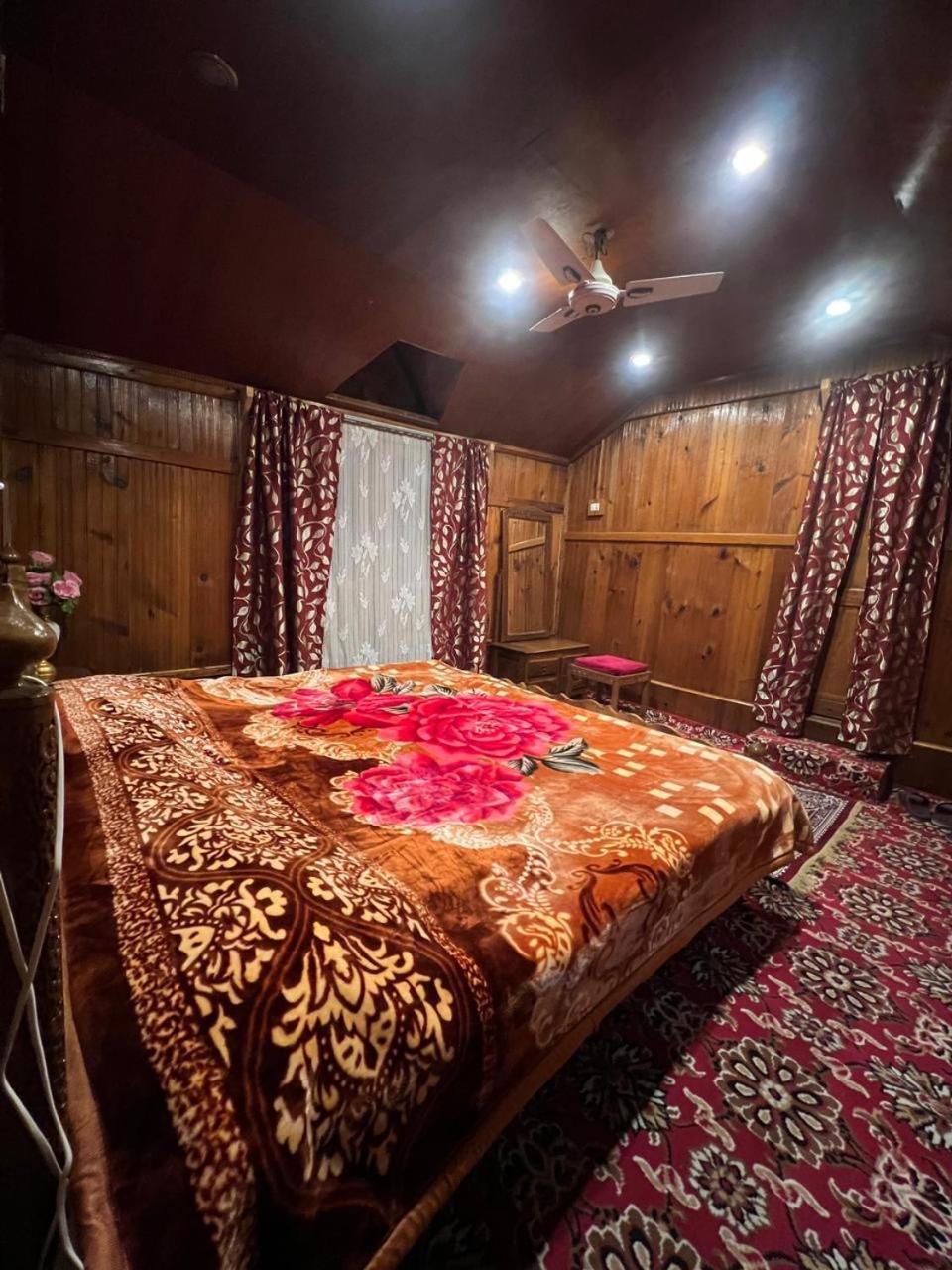 Houseboat Wild Rose Hotel Srinagar  Exterior photo