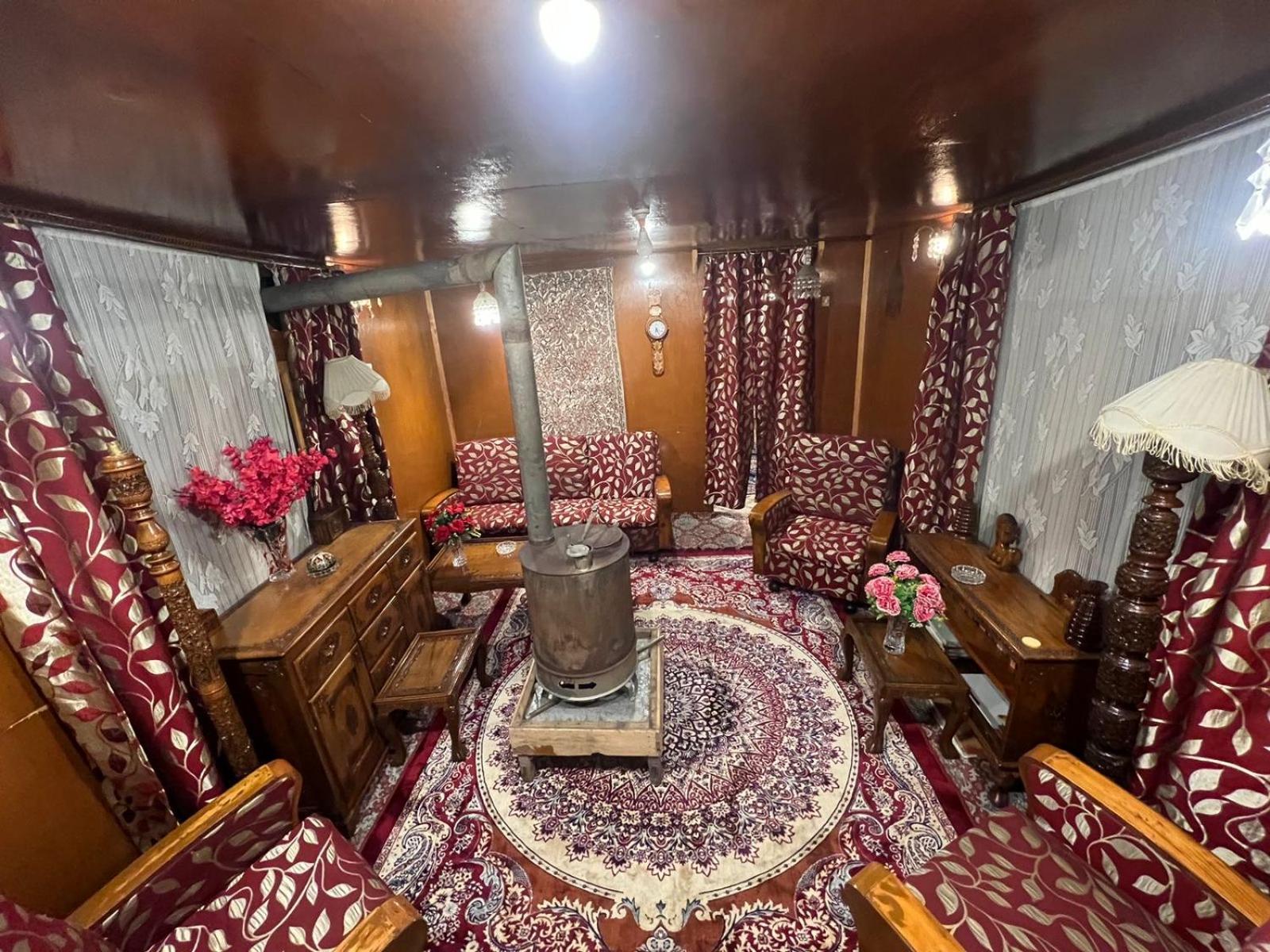 Houseboat Wild Rose Hotel Srinagar  Exterior photo
