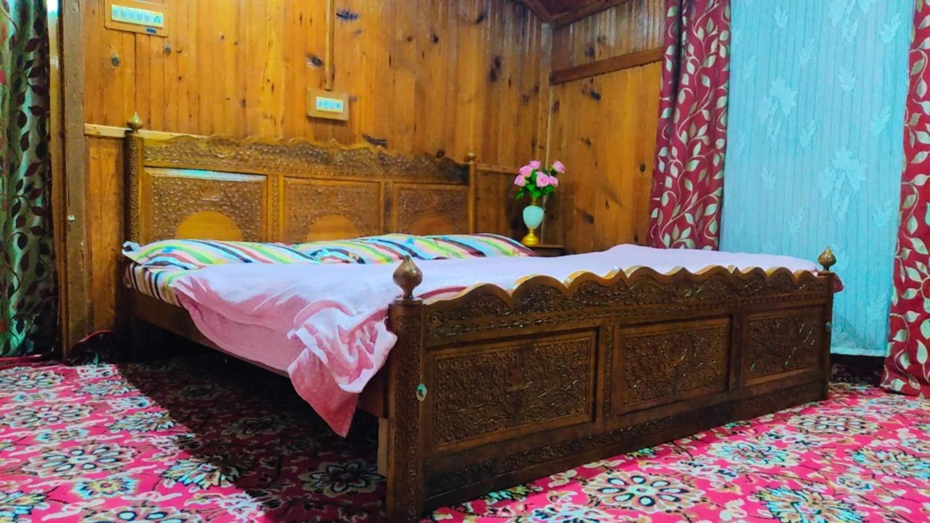 Houseboat Wild Rose Hotel Srinagar  Exterior photo