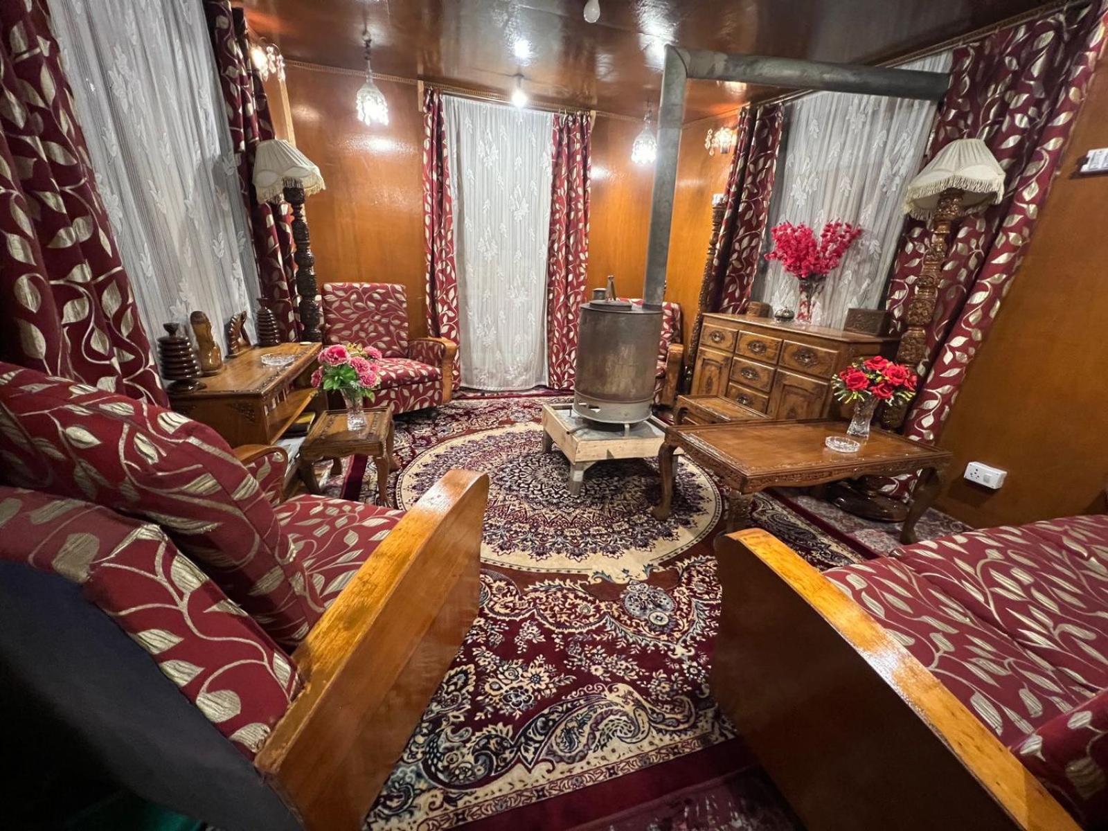 Houseboat Wild Rose Hotel Srinagar  Exterior photo